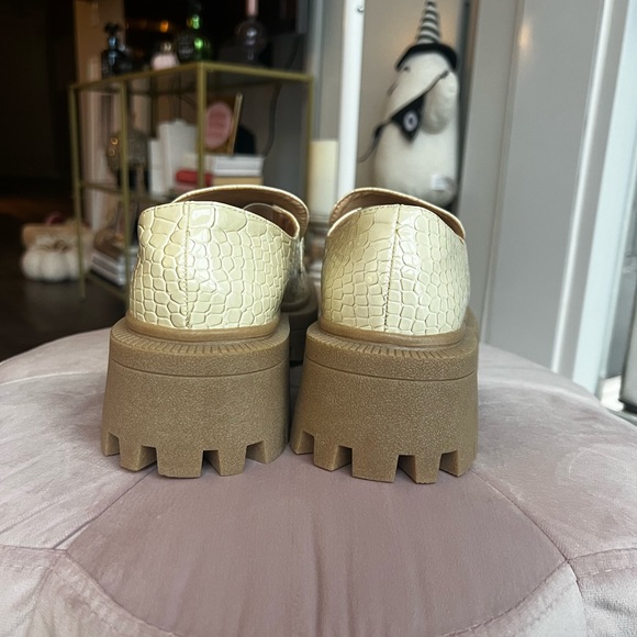Urban Outfitters Cream Croc Platform Loafers Size 9 - Picture 3 of 6